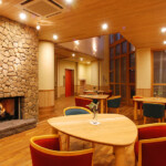 わくわくギャラリーホール(1階)建物全体のメインの玄関、事務所に面しており、集会、展示会、音楽会等のイベント会場として用いられる交流スペースです。