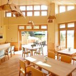 喫茶サロン ふれあい(3階)みんなの憩いの場、みんなの集いの場として喫茶サロン「ふれあい」がオープンしました。テラスからは愛知牧場全体を見渡せる施設内で一番ステキな場所です。色々な障害を持っておられる方々のグループ、又各グループを支える会の方達がボランティアで喫茶サロンを開き、お年寄りと地域を結ぶだけでなく、障害者グループの活動の場としても楽しいスペースとなっています。どなたでも歓迎です。外からは中庭の階段を上って直接サロンに入れますし、デイサービスセンターの中のエレベーターもご利用頂けます。 <担当グループ> 毎週水曜日 午前11時~午後2時半 担当:「愛実の会」