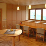 サロン 野の花(2階)2階のショートステイのユニットの隣にあります。ショートステイは旅館に泊まりに来るような和風のコンセプトで企画しています。こじんまりとしたスペースでカウンター越しの展望を楽しみながら、家族や地域の人達との小さな交流が生まれるスペースです。