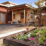 花壇から玄関を見た様子です。