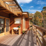 食堂前のベランダです。周囲を緑に囲まれ、夏には流しそうめんなど行います。