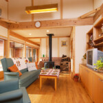 暖炉のある居間です。クリスマスや誕生会など、何度か暖炉に火が入ります。室内の内装には無垢の木材がふんだんに使われており、柔らかな温かみが感じられます。