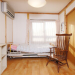 お部屋は約7畳(既定は4.5畳)とかなり広くなっています。全室個室です。全ての部屋が庭と地続きになっており、自由に外へ出られます。地面に近い生活を送ることで「安心感」「安定感」を感じていただけます。