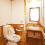 木をふんだんに使用したトイレと洗面台です。