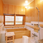 木の香り豊かな檜風呂でゆっくり1対1の介助で入浴します。窓の外は道路を挟んで林となっているため、あえて囲いを作りませんでした。室内に居ながらも露天風呂気分を味わえます。