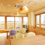ショートステイのホール。窓の外には愛知牧場が広がり素晴らしい景色です。