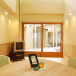 ショートステイの小ホール。外に見えるのは別棟の地域交流の場です。