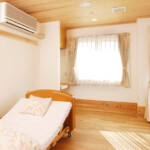 お部屋は広さは約8畳(現在の既定は6.5畳)で、全室ベッドと洗面台がついています。