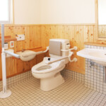 車いすが展開できる広さのあるトイレです。