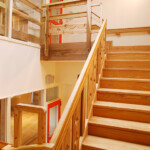 ショートステイから3階に上がる階段で、館内の階段は木製です。