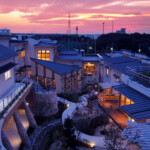 夕暮れ時、3階のユニットより中庭及び2階ユニットのテラスです。