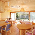 食堂は少人数での良好なコミュニケーションの場とします。床暖房が入っています。季節ごとに変化する風景を感じられるよう、中庭や牧場に面し、外気を多く取り入れられる配置としています。