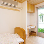 お部屋は広さは約8畳(現在の既定は6.5畳)で、全室ベッドと洗面台がついています。今まで使っていた愛着のある家具を持ち込んでいただくこともできます。