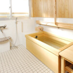 木をふんだんに使用し、お風呂も木にしてみました。生活リハビリを兼ねながら、ひとりでゆっくりと入浴していただけるようにします。