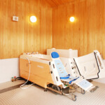 3階にある共用のチェアー浴座ったままで浴槽に入り、扉を閉めて湯を張ります。