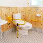 各ユニット2カ所づつあるトイレで中で車いすが転回できる広さがあります。