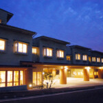 夕暮れ時のデーサービス玄関前です(建物右側奥)