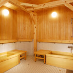 大きなデイ風呂内に個浴用の浴槽が2つあります。木の香りいっぱい。