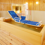 寝たままの状態で入れるリフト浴(寝浴)です。こちらも木の浴槽になっています。